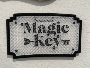 magic key pin board – 3d printed display for enamel pins – intricate lattice design
