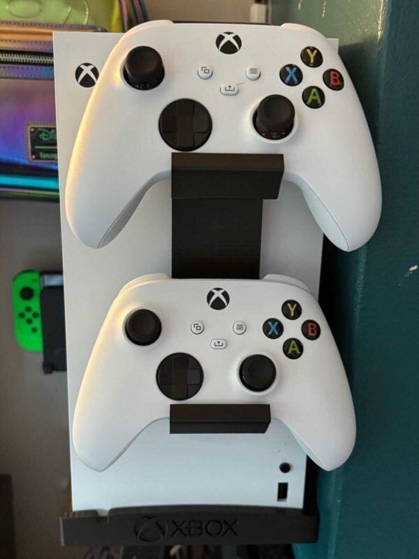 014489dec4144caf574d3f7f3e7cee079f00705a22 Xbox Series X dual controller holder mounted on console