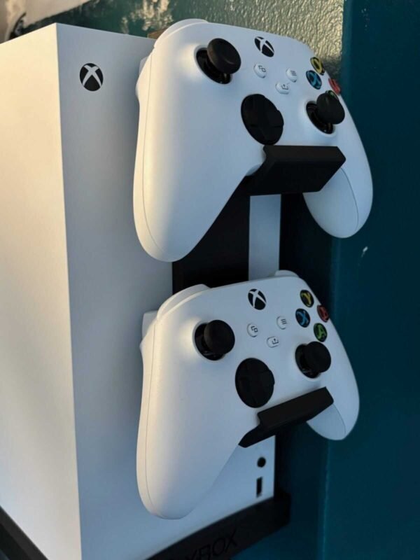 01aadeb550a707fffe6f97ab5d270aaf8b4079484f Xbox Series X dual controller holder mounted on console