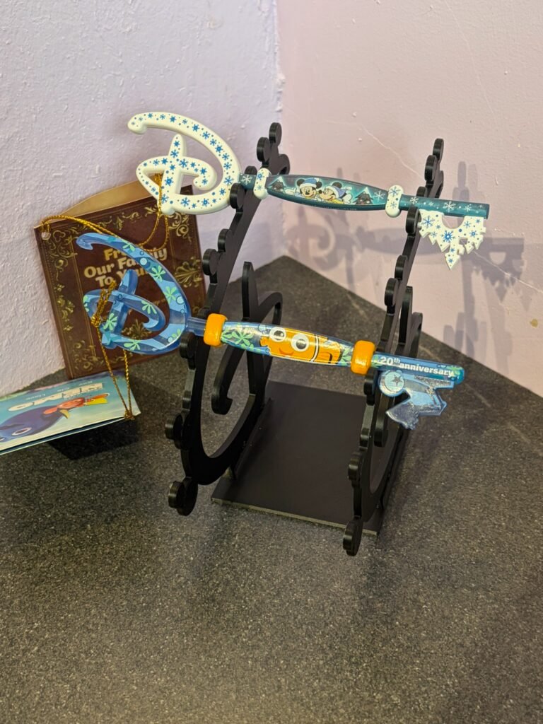 disney inspired “d” key holder – 6 key stand & organiser