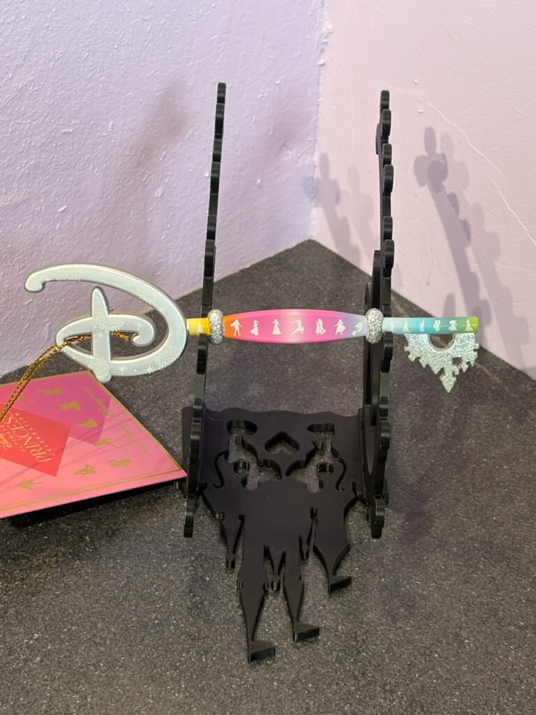disney inspired “d” key holder – 6 key stand & organiser
