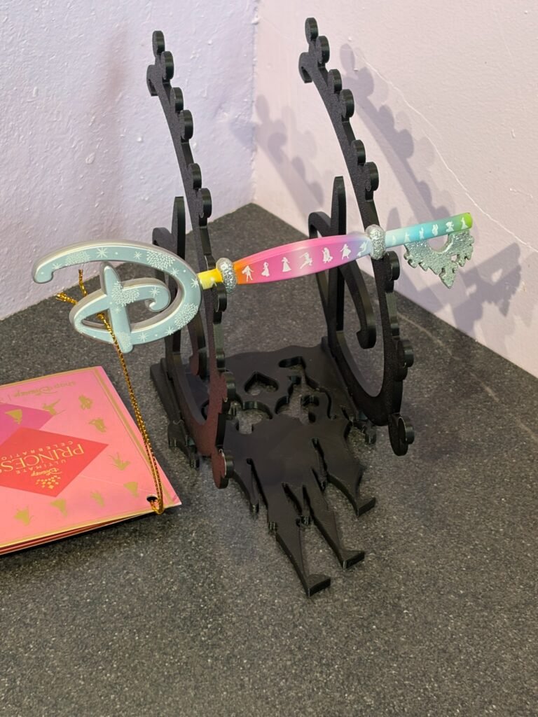 disney inspired “d” key holder – 6 key stand & organiser