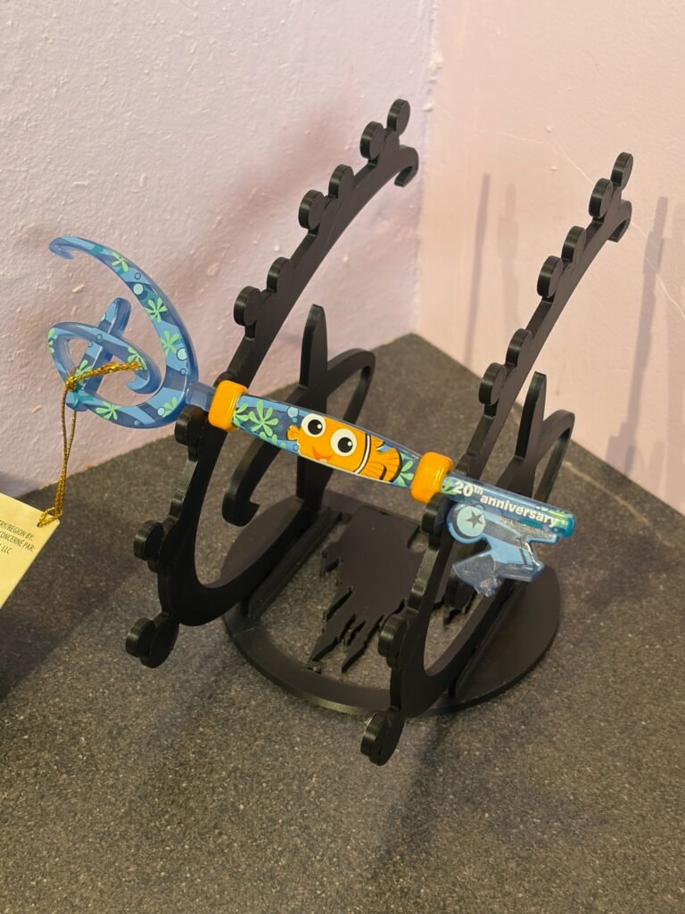 disney inspired “d” key holder – 6 key stand & organiser